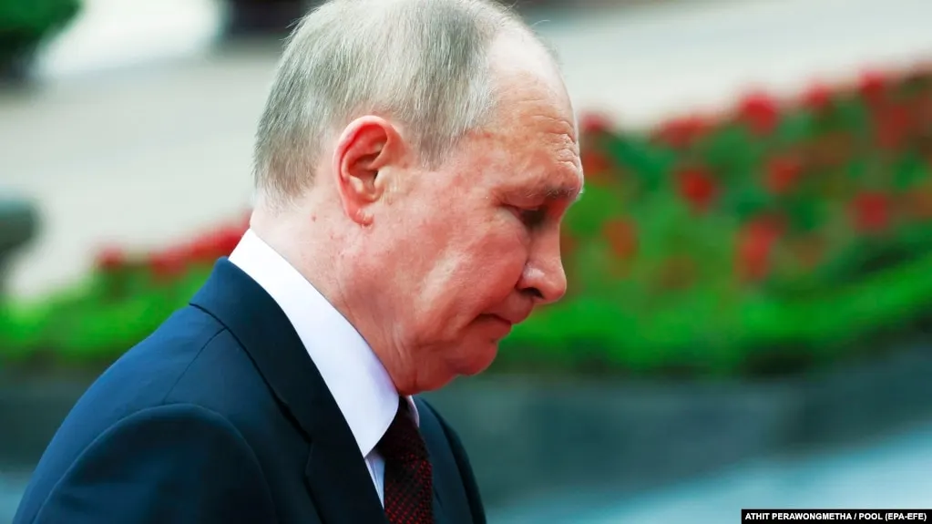Согласно свежему опросу ВЦИОМ, одобрение деятельности Владимира Путина упало до 65,5% — это один из самых низких показателей за последние четыре года; снижается и уровень доверия президенту, тогда как поддержка правительства и «Единой России» меняется разнонаправленно.