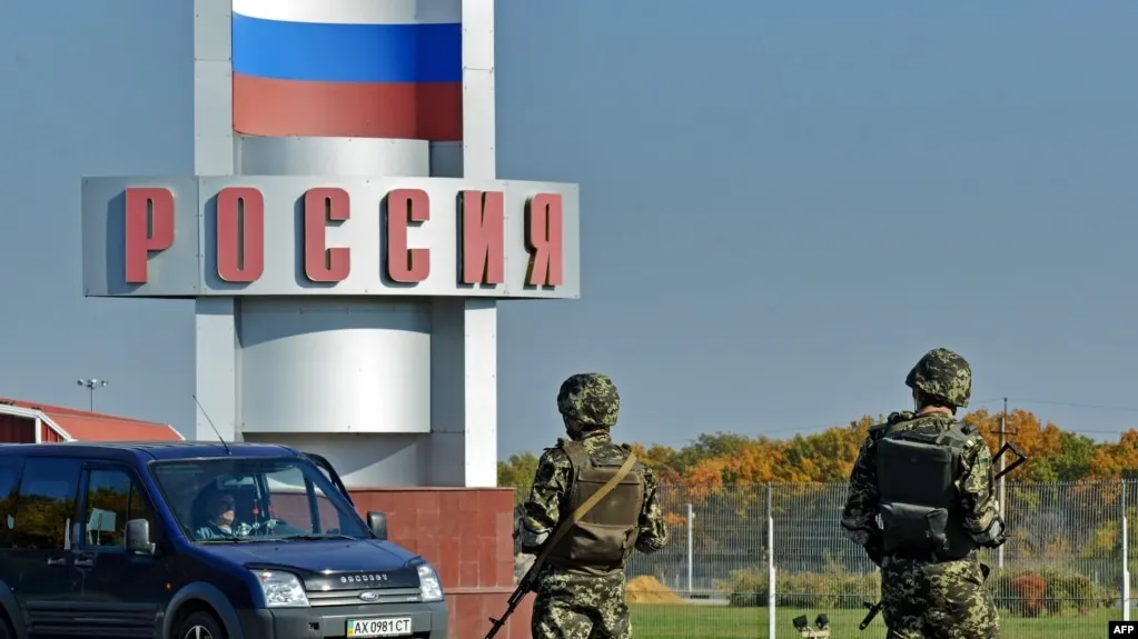 Министерство внутренних дел подготовило поправки, которые позволят не выдавать иностранным государствам людей, уже получивших в России любой вид убежища, включая политическое. Это может затронуть иностранных хакеров, обвиняемых в кибератаках, чиновников из Украины и пророссийских активистов из стран Балтии.