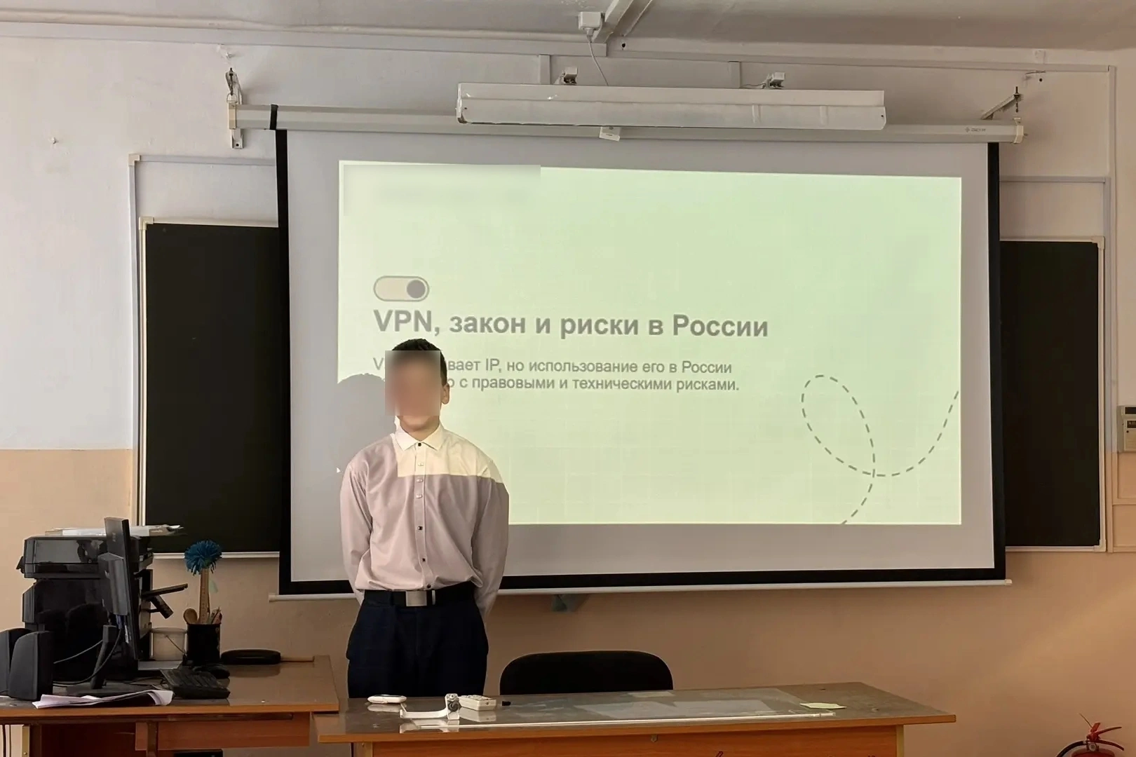 В ряде российских школ начали организовывать специальные уроки и беседы по цифровой безопасности, на которых учащимся рассказывают о рисках использования VPN‑сервисов, утечке персональных данных и возможных юридических последствиях.