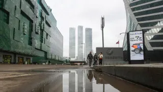 Большинство работодателей в России заморозили найм до конца года из‑за слабого спроса, растет доля частичной занятости, а планы по повышению зарплат остаются умеренными.