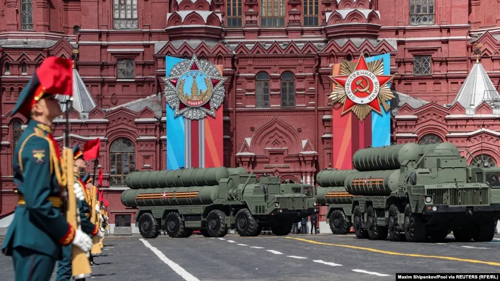 Минобороны объявило, что 9 мая на Красной площади не будет проходить механизированная часть парада: в нём примут участие пешие расчёты и авиация. Решение объясняют «оперативной обстановкой».