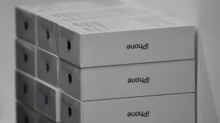 Крупные продавцы электроники в России накопили избыточные запасы флагманских смартфонов Apple и Samsung. Из‑за снижения покупательной способности спрос на дорогие гаджеты просел, и ритейлеры вынуждены распродавать технику с крупными скидками.