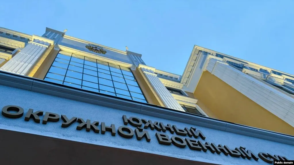 Южный окружной военный суд приговорил троих молодых людей к срокам от восьми до десяти лет лишения свободы по делу о подготовке поджога военкоматов в Ростове-на-Дону. Первые три года осуждённые проведут в тюрьме.