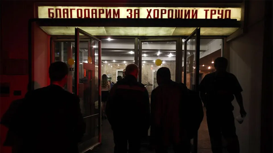 Число работников бюджетной сферы, рекомендованных к увольнению, превысило 105 тысяч человек, сильнее всего под удар попали Москва и ряд регионов при одновременных задержках зарплат учителям и другим бюджетникам.