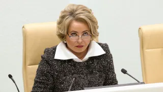 Спикер Совета Федерации Валентина Матвиенко заявила, что остановить вымирание России можно, если россияне перестанут концентрироваться в крупных городах, будут строить просторные дома по всей стране, заводить большие семьи и благоустраивать дворы. Её слова прозвучали на фоне рекордного падения рождаемости и закрытия властями детализированной демографической статистики.