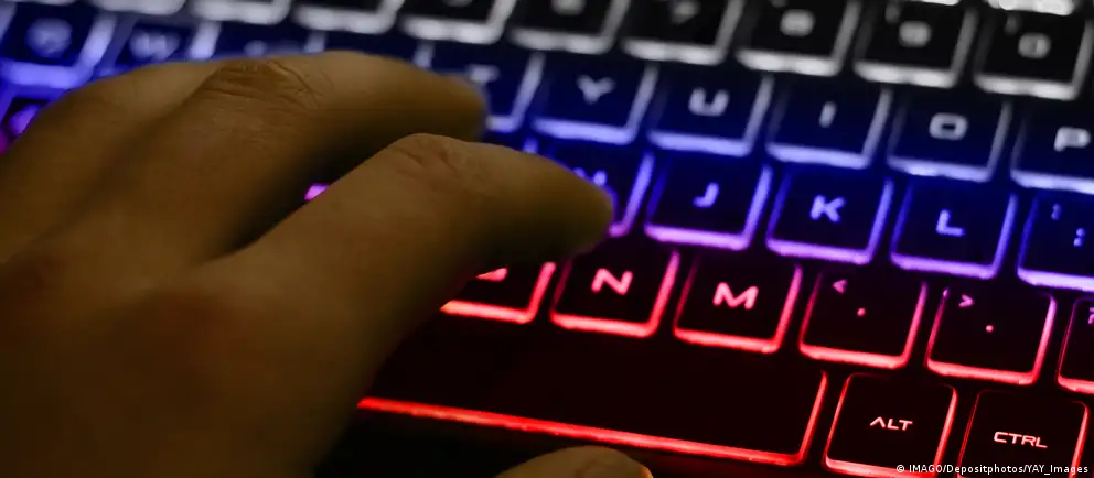 Минцифры разрабатывает механизм взимания платы за международный трафик, к которому планируют приравнять и трафик VPN; первоочередно это коснётся мобильных сетей, одновременно ведутся меры по ограничению работы VPN‑сервисов.