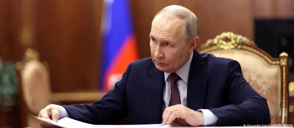 Президент России утвердил поправки к антикоррупционному законодательству: государство перестанет проверять сделки, совершённые чиновниками и их семьями до назначения на должность и до регистрации брака, а в декларациях теперь нужно указывать совокупный семейный доход.