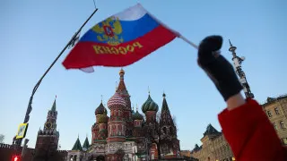 Просроченная задолженность бизнеса перед поставщиками и контрагентами достигла 8,2 трлн рублей — это около 3,8% ВВП. Экономисты связывают всплеск неплатежей с ростом налоговой нагрузки и сокращением бюджетных расходов, сильнее всего страдают обрабатывающая промышленность и торговля.