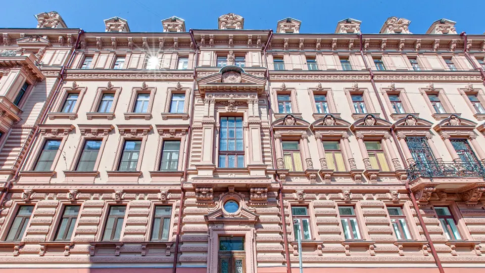 В Мещанском суде рассматривают обвинение в особо крупном мошенничестве в связи с продажей трёхэтажного особняка в комплексе «5-й дом Советов». Подозреваемая арестована, ущерб по делу оценивают более чем в 780 млн руб.; обвиняемая вину не признаёт.