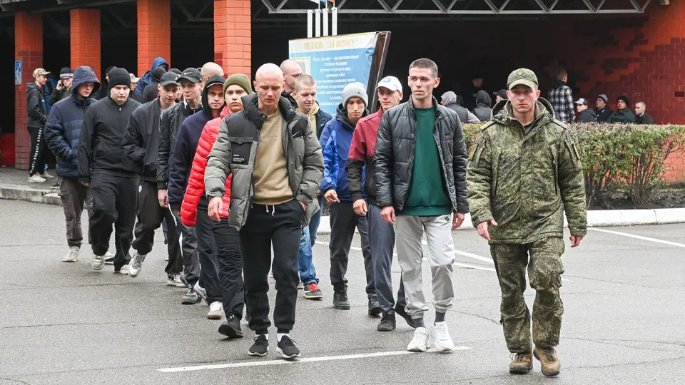 Молодому человеку пришла повестка и в электронном реестре появился запрет на выезд. Попытки уехать через сухопутную границу и рейсы из Минска и Смоленска были сорваны — правозащитники советуют оперативно обжаловать такие ограничения.