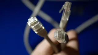 Крупные российские IT-компании призвали власти пересмотреть подход к блокировкам и отключениям интернета, предупредив о рисках для инфраструктуры Рунета и работы разработчиков, а также о росте популярности VPN.