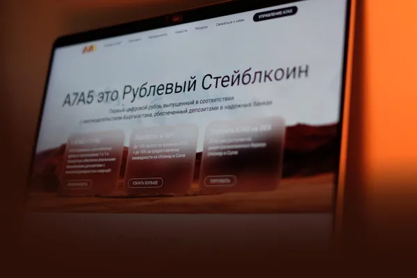 По данным утечек финансовых документов и собеседников, платёжная платформа A7, созданная в 2024 году, обслуживала компании, попавшие под зарубежные санкции, в том числе производителей боевых дронов; в расследовании также фигурируют имена известных бизнесменов и крупные займы от фармхолдинга.