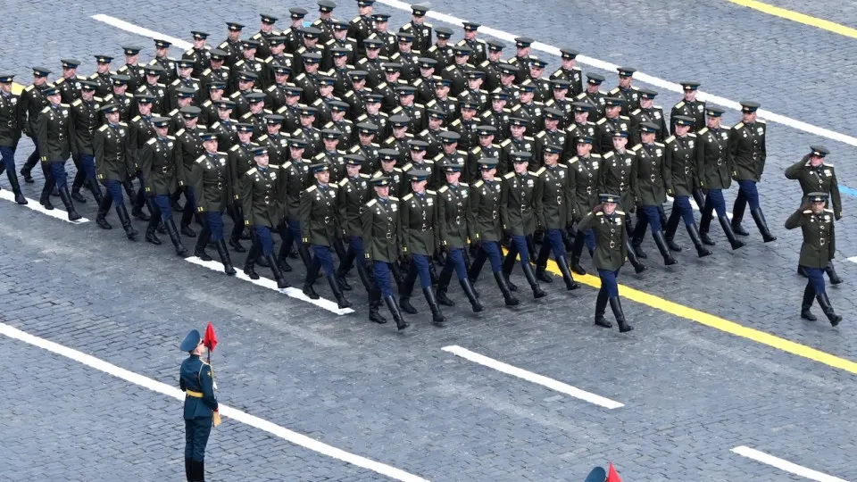 По данным источников, парад 9 мая в этом году могут провести в укороченном формате: без военной техники, с меньшим числом гостей и укороченной программой репетиций.