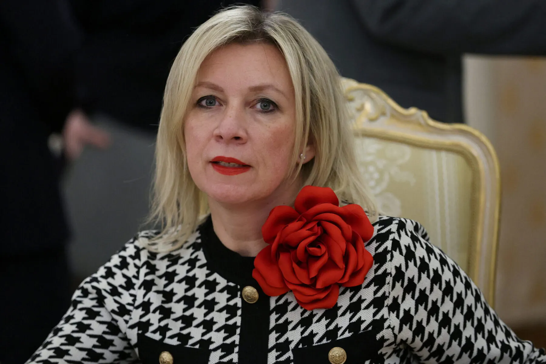 Официальный представитель МИД РФ Мария Захарова на международном форуме, рассуждая о «запрете» русского языка, привела несколько высказываний, приписав их известным лингвистам и филологам. Проверка показала, что часть этих цитат не встречается в работах названных авторов и напоминает перерассказ их идей, характерный для текстов, созданных нейросетями.
