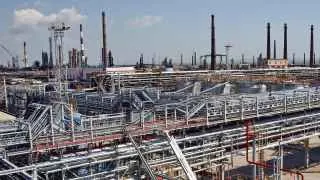 Серии атак беспилотников привели к остановке переработки нефти на Новокуйбышевском, Туапсинском, Нижегородском, Саратовском и Киришском НПЗ, что уже влияет на поставки топлива и биржевые продажи.