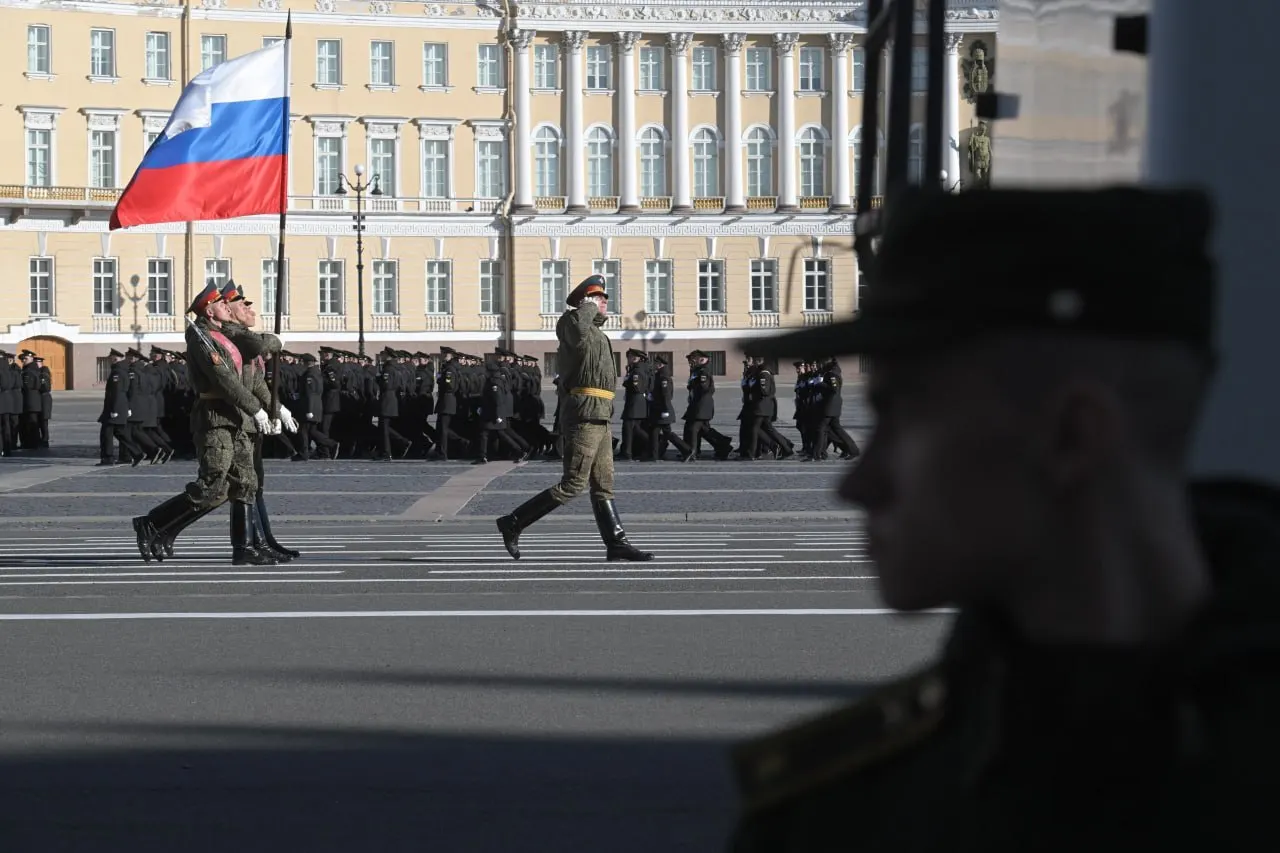 После совещания по обеспечению правопорядка при участии губернатора Александра Беглова власти пересмотрели план рассылки приглашений: вместо нескольких тысяч на Дворцовую площадь и смотровые площадки разошлют около 310. Решение об очном проведении «Бессмертного полка» пока не принято.