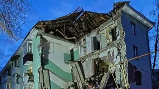 В Сызрани украинский беспилотник попал в многоквартирный дом: частично обрушился подъезд, из-под завалов спасены 11 человек, среди них двое детей. Ночью по ряду регионов России зафиксирована массированная атака дронов и временные ограничения в работе аэропортов.