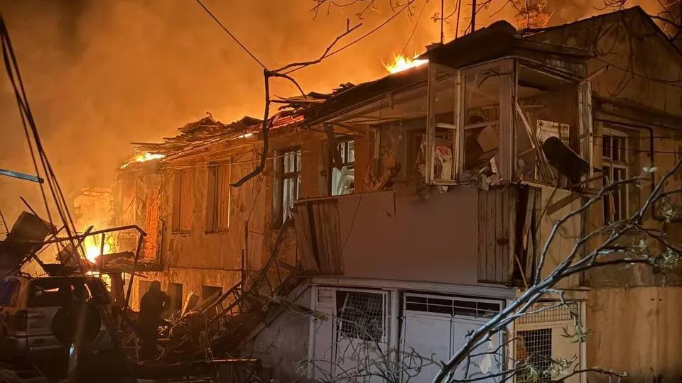 Российские беспилотники ночью атаковали Одессу: повреждены жилые дома, погибли два человека, более десятка получили ранения, десятки жильцов эвакуированы.