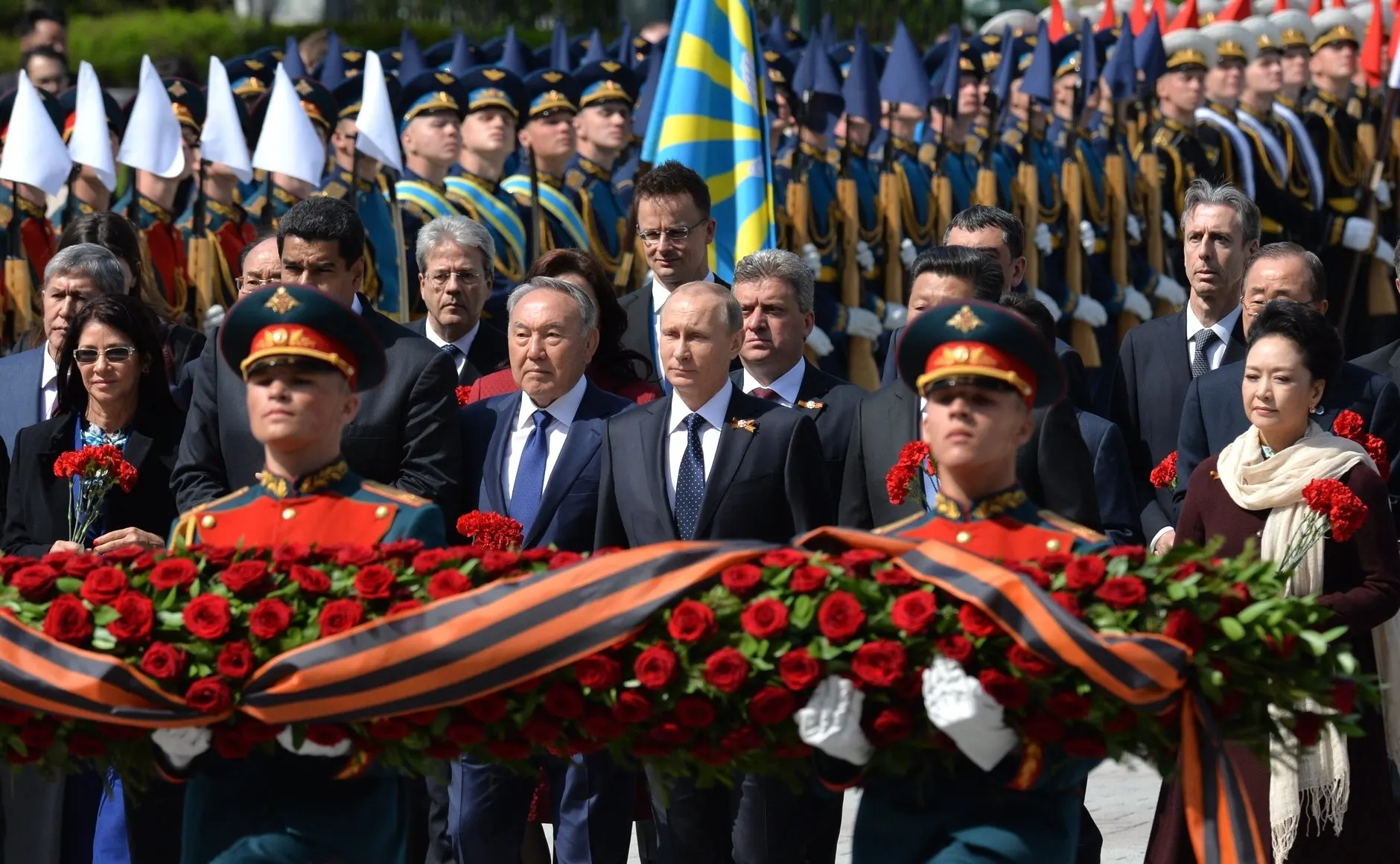 По всей стране к 9 Мая распространяют георгиевские ленточки. За публичное «осквернение» символа воинской славы теперь можно получить до 5 лет лишения свободы и многомиллионные штрафы.