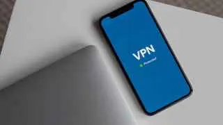 Участники рынка VPN предупреждают: в ближайшее время оплата таких сервисов с российских банковских карт может быть ограничена, а зачистка серверов — усилена на фоне новых требований к хостинг-провайдерам.