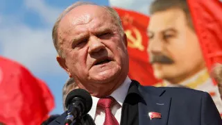 Лидер КПРФ Геннадий Зюганов на заседании Госдумы заявил, что провал экономики может привести к повторению событий 1917 года, и раскритиковал власти за то, что они, по его словам, прислушались к блогеру Виктории Боне, но игнорируют предложения коммунистов.