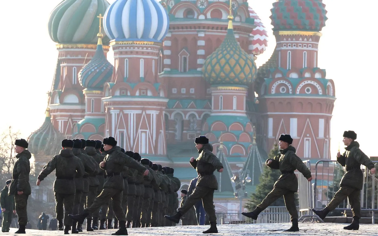 ФСО объявила, что 9 мая в Кремль не будут пускать посетителей, а церемониальный развод караулов на Соборной площади не состоится. Парад на Красной площади пройдёт без военной техники и участия воспитанников кадетских корпусов. Минобороны объявило перемирие 8–9 мая и предупредило об ударах в случае нарушений; в Москве с 5 мая начали ограничивать мобильный интернет.