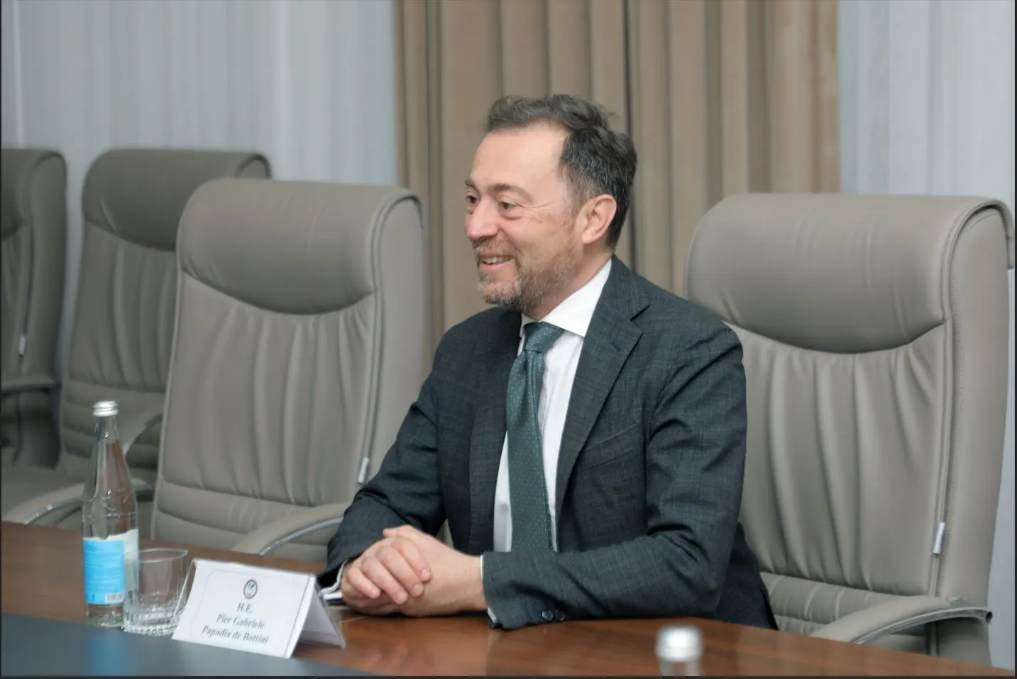 Бывшего посла отстранили после инцидента: ему и его помощнице инкриминируют создание платной системы выдачи долгосрочных туристических виз через московские агентства.