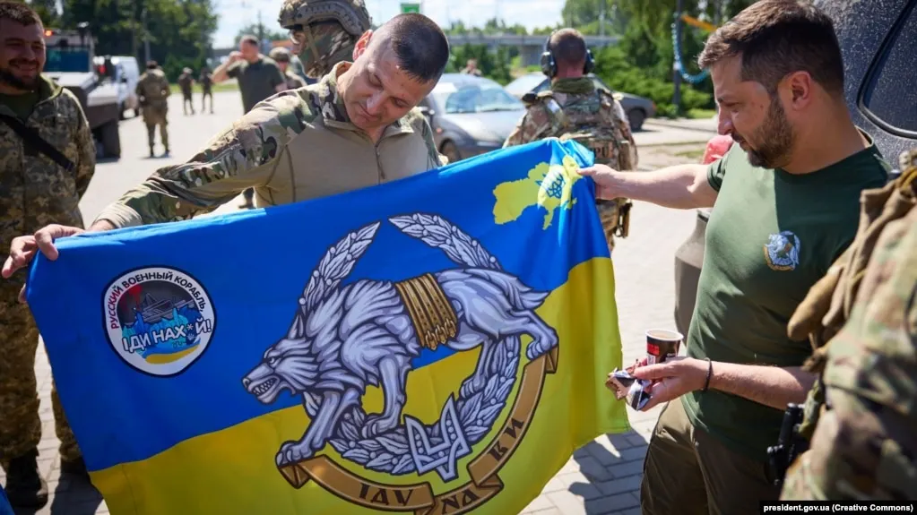 Президент Украины заявил, что 9 мая украинские силы поступят «зеркально» и будут защищать позиции и жизни людей; накануне ночью дроны поразили ряд российских регионов, в том числе здание службы контроля воздушного движения в Ростове-на-Дону.