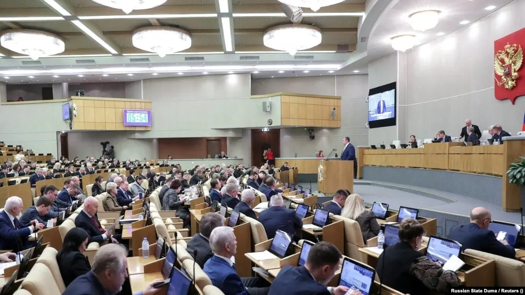 26 мая депутаты соберутся для обсуждения поправок, которые позволяют привлекать к административной ответственности и обеспечительно арестовывать имущество граждан РФ, находящихся за границей, за правонарушения, признанные направленными против интересов страны.