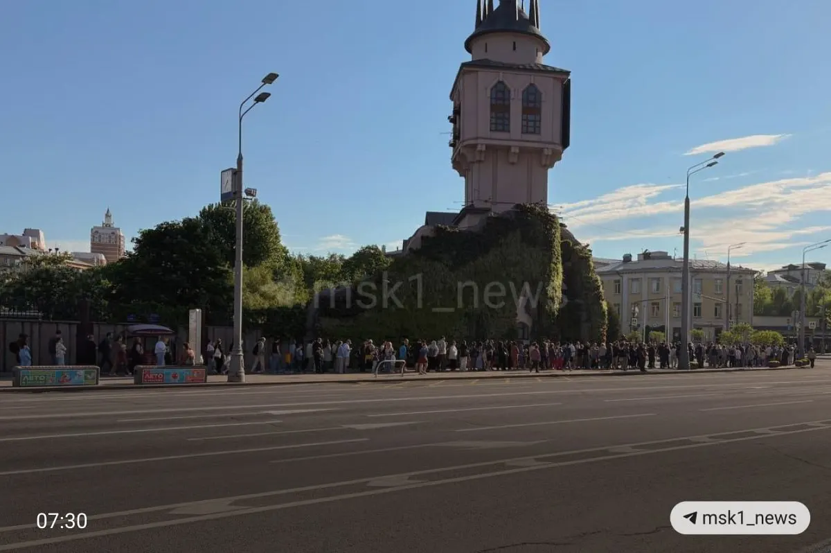 Из‑за акции «Ранняя пташка» с 7:30 до 9:00 у Московского зоопарка образуются длинные очереди. Некоторые посетители приезжают повторно, не попав на бесплатный заход — взрослый билет сейчас 1 700 ₽, детский 1 000 ₽.