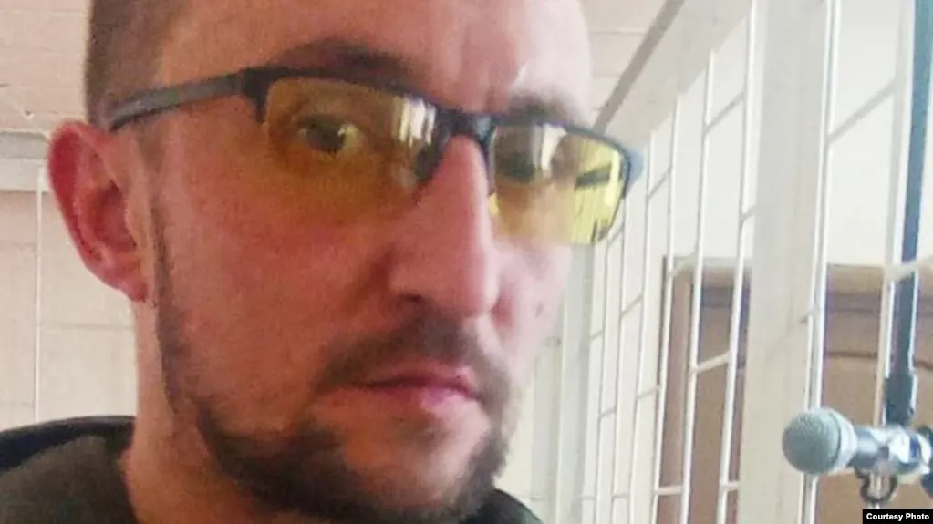 Суд в Новосибирске признал активиста виновным: часть наказания он отбудет в тюрьме, остальную часть — в колонии строгого режима. Ему также назначены штраф и ограничение свободы.