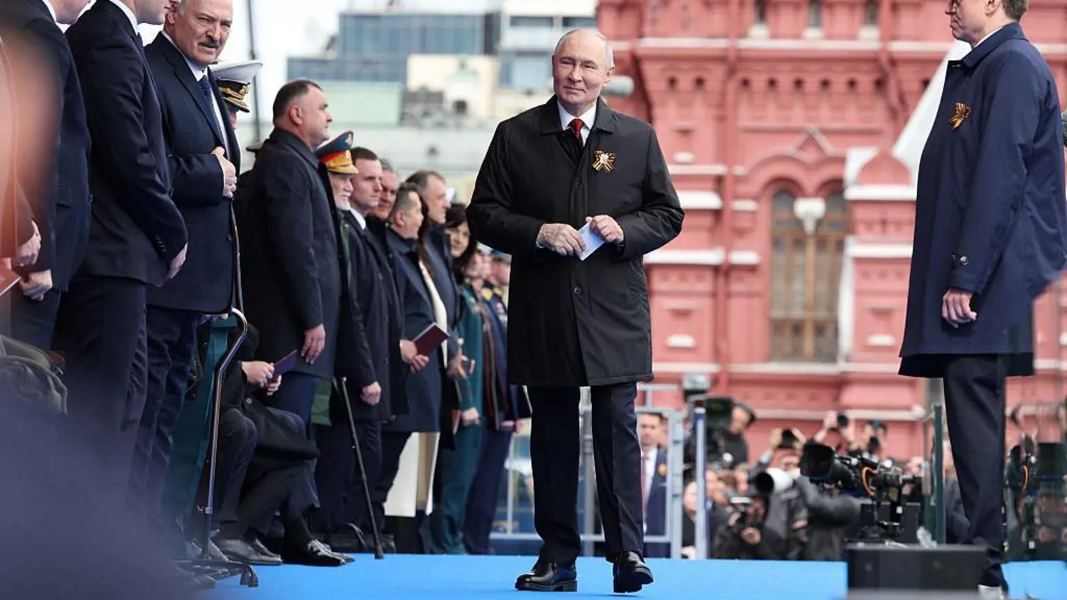Ряд зарубежных публикаций оценил прошедший Парад Победы как символ перемен и показатель уязвимости руководства: отмечали сокращённый формат, пустые трибуны и отсутствие тяжёлой техники.