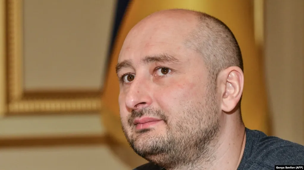 Управление Следственного комитета по Москве инициировало уголовное дело в отношении живущего за границей журналиста Аркадия Бабченко — ему предъявляют обвинение в уклонении от исполнения обязанностей иностранного агента. Следствие рассматривает объявление его в розыск и избрание меры пресечения.
