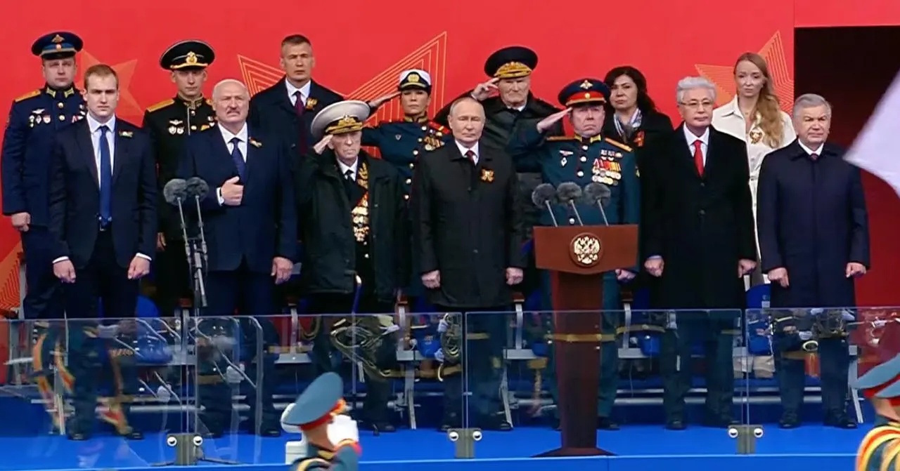 Леонида Рыжова — участника СВО и Героя России 2022 года — впервые посадили слева от президента на трибуне парада в Москве; рядом находились ветеран Свет Турунов и президент Беларуси Александр Лукашенко.