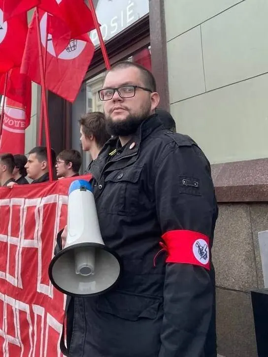 Михаил Аксель получил административный протокол по части 1 статьи 20.3.3 КоАП; заседание назначено на 30 июня в Таганском районном суде Москвы. Активист называет дело политически мотивированным.