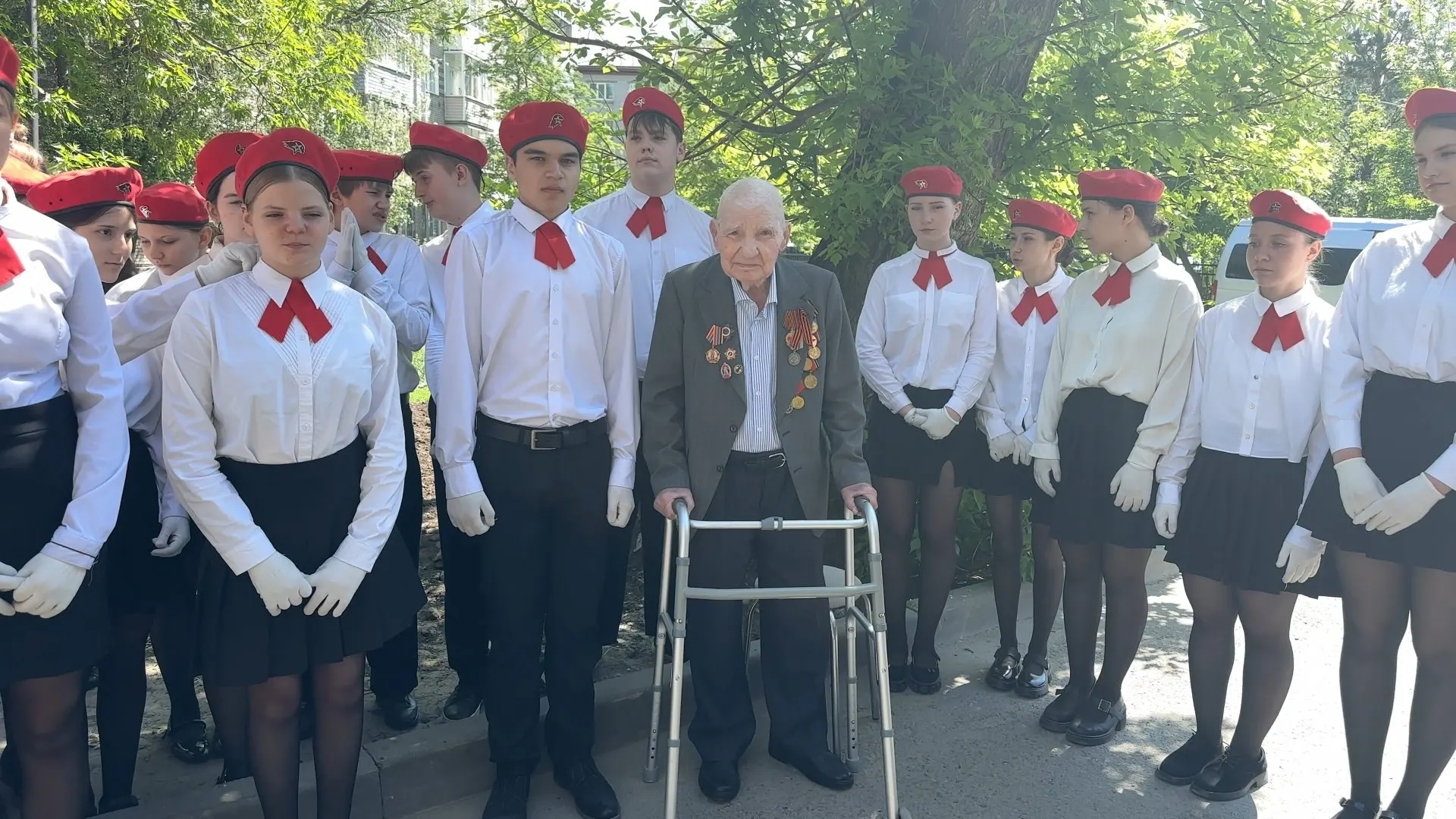 Частицу Вечного огня из Александровского сада доставили в Алтайский край и вручили ветерану Великой Отечественной войны Дмитрию Позднякову в рамках ежегодной акции.