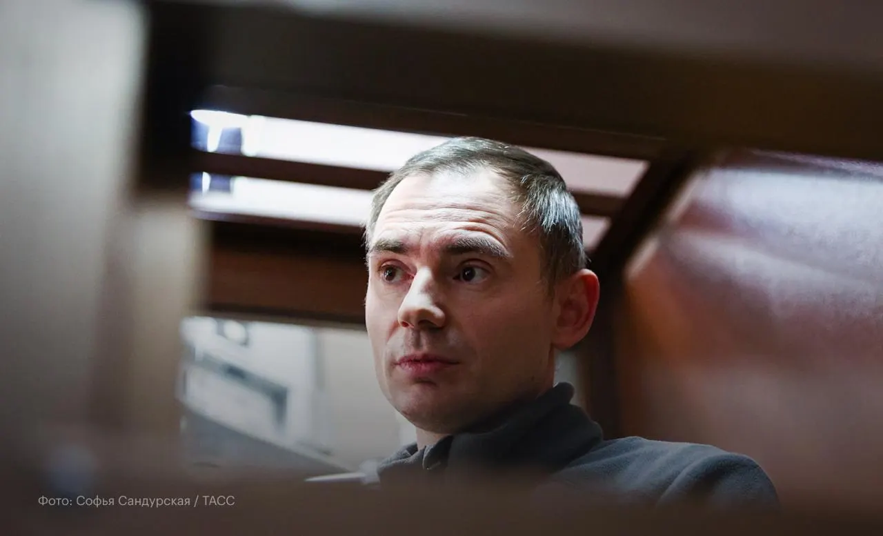 На третьем заседании в Замоскворецком суде Москвы женщина рассказала, что увидела публикации политика в Telegram и спустя время подала заявление в ОВД; сам Круглов вину не признаёт, на следующем заседании выступит защита.