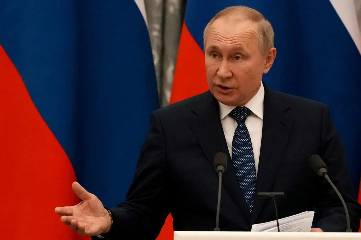 После парада 9 мая в Москве президент России неожиданно назвал президента Украины «господин Зеленский». Такое уважительное обращение контрастирует с прежними выпадами и вызвало бурную реакцию экспертов и комментаторов.