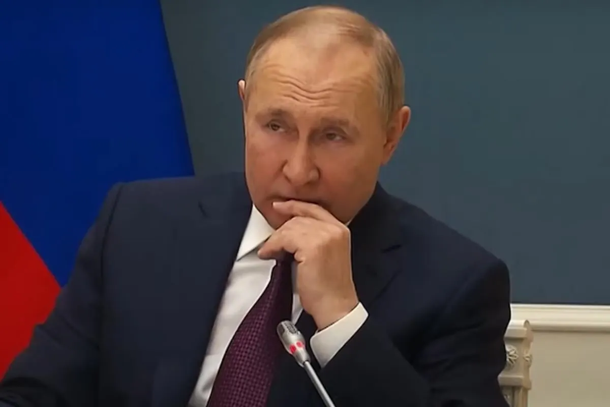 Иностранные аналитики считают, что каждый новый шаг Москвы лишь усугубляет ситуацию — от сокращения парада до нарастающих потерь и угрозы ударов дронами по тылу.