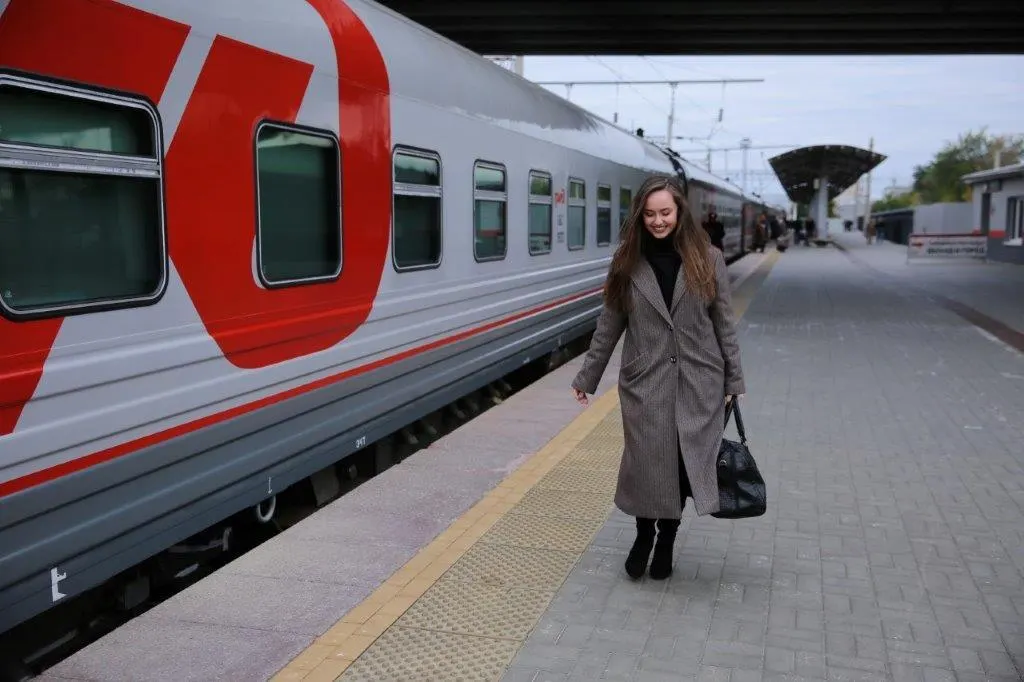 Появилась инициатива ускорить сообщение между Москвой и Саратовом: планируется сократить время в пути на два часа и пустить двухэтажные вагоны для увеличения вместимости.