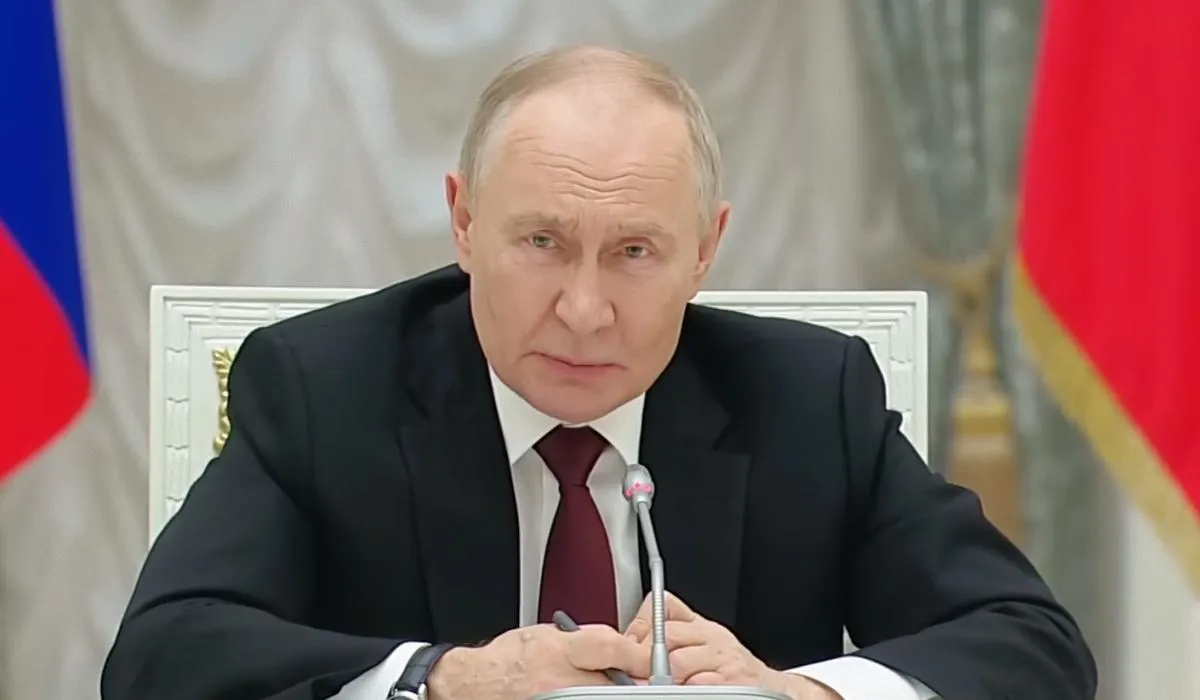 На пресс‑конференции после парада в Москве Путин сообщил, что готов встретиться с Владимиром Зеленским в Москве или в третьей стране, но только для подписания договора. По его словам, Россия передавала список из 500 украинских военных в плену, при этом от Киева предложений по обмену не поступало.