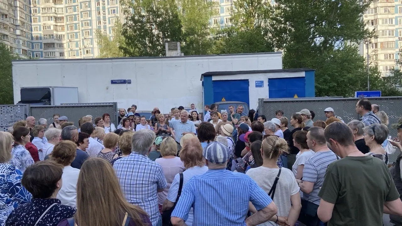 Около 150 человек провели сход в защиту дворовой спортплощадки: по их словам, рабочие снесли «народную» площадку и начали подготовку под крупный каток, который займет почти весь двор и создаст шум, угрозу вырубки деревьев и проблемы с парковкой и доступом.