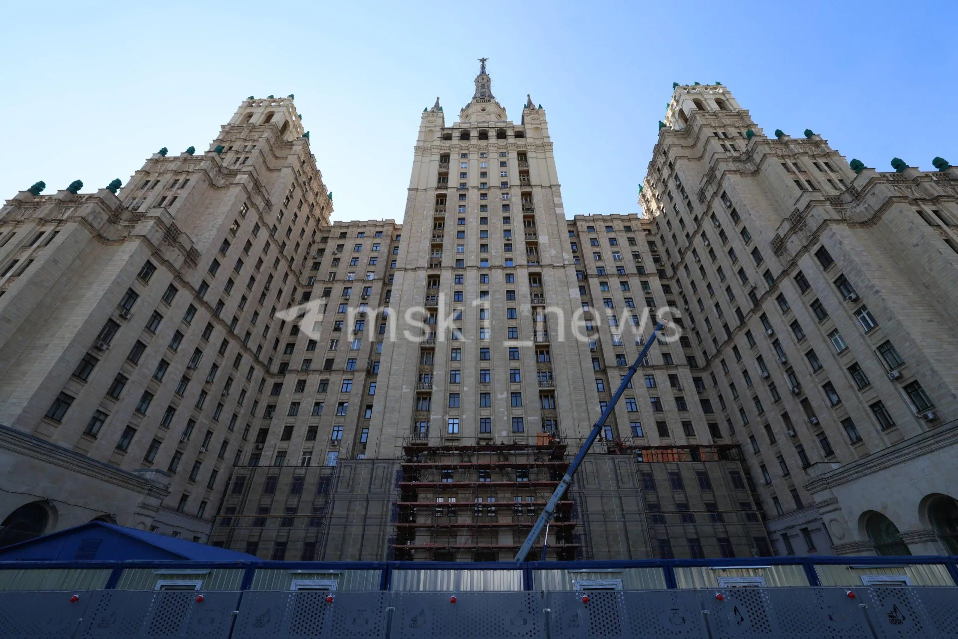 Ремонт высотного дома на Кудринской стартовал: работы начались вчера и должны завершиться к 10 ноября 2028 года. Бюджет — 7,8 млрд руб.; обновят фасад, инженерные сети, крышу и другие элементы.