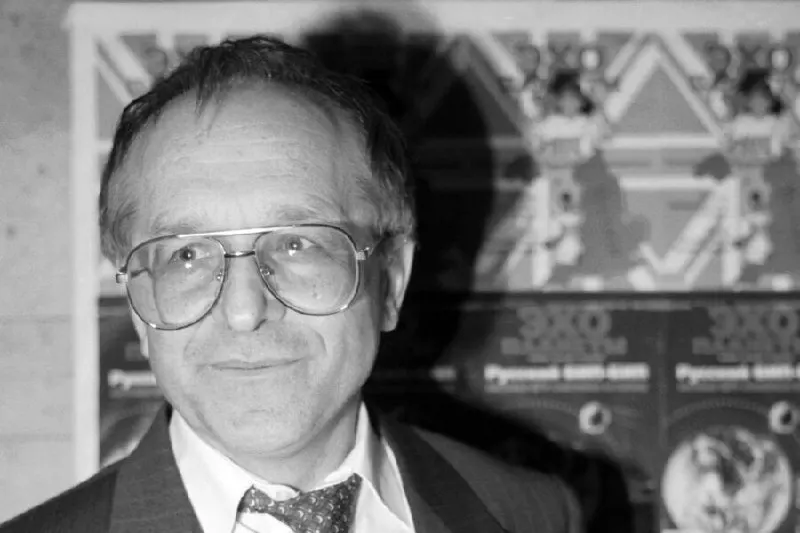 Тело 90-летнего журналиста обнаружили у дома на Крупской улице; проверяется версия несчастного случая.