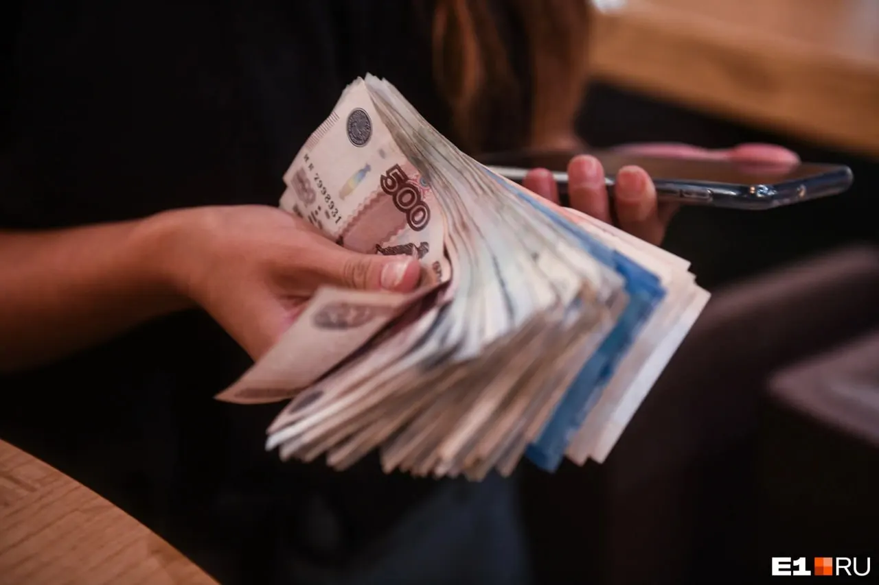 После задержания помощницы мошенников в Екатеринбурге изъяли крупные суммы. Правоохранители просят откликнуться женщину, которая 6 марта отдала деньги курьеру.