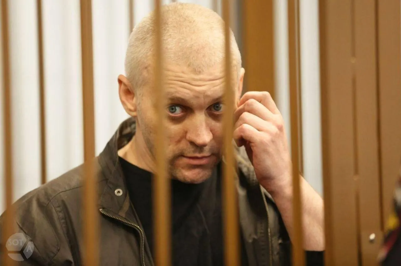Суд перенёс рассмотрение жалоб из‑за процессуальных споров: защита жалуется на отсутствие материалов и аудиопротоколов, подсудимый заявил о двойном гражданстве и просил отвода судей.