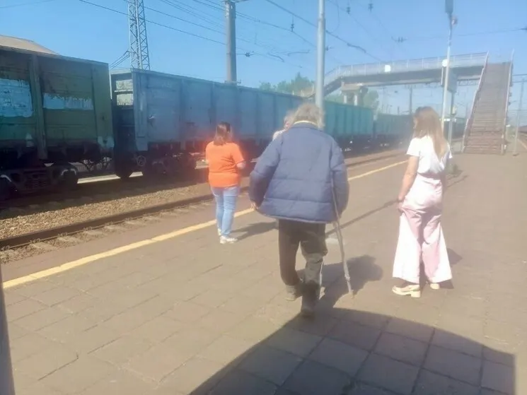 После инсульта мужчина оказался дезориентированным в Самарской области; волонтёры совместно с соцслужбами и сотрудниками РЖД организовали его доставку в Жуковский к пожилой матери.