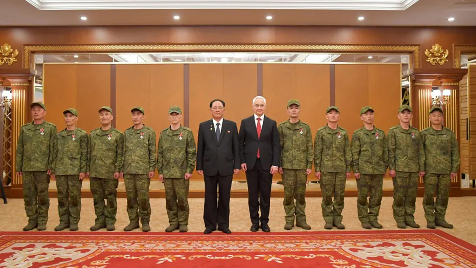 Фотографии из военного музея в Пхеньяне показывают церемонию вручения наград, датированную 3 декабря 2025 года; в России о ней официально не сообщалось.