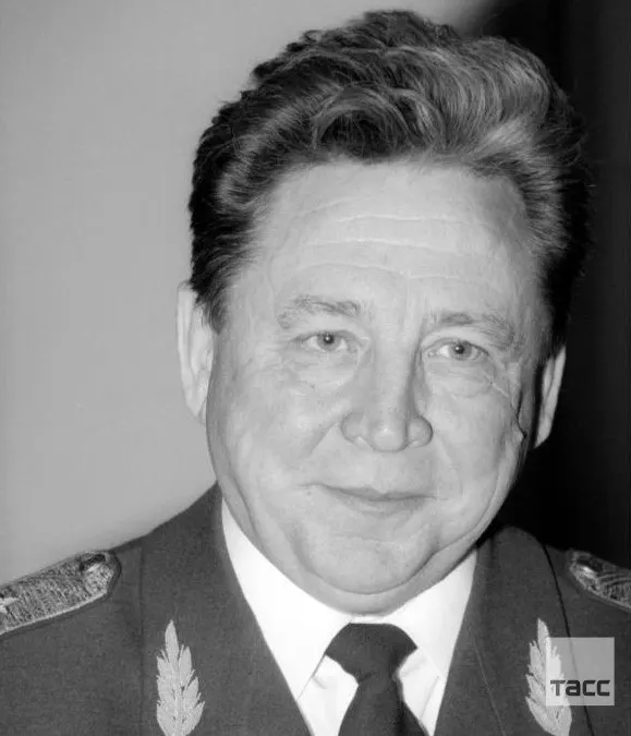 В его квартире обнаружили пистолет; правоохранители рассматривают версию самоубийства, тогда как медицинские службы сообщают о смерти после тяжёлой болезни.