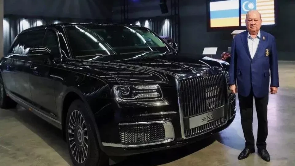 Монарх покинул страну на российском лимузине Aurus; в публикации отмечена символика дружбы, но не уточнён характер передачи машины. Парад Победы в этом году прошёл в заметно сокращённом формате.